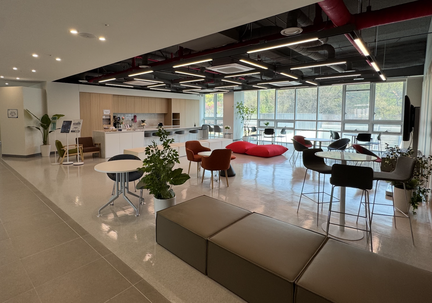 제르코닉스 사무실 라운지 공간